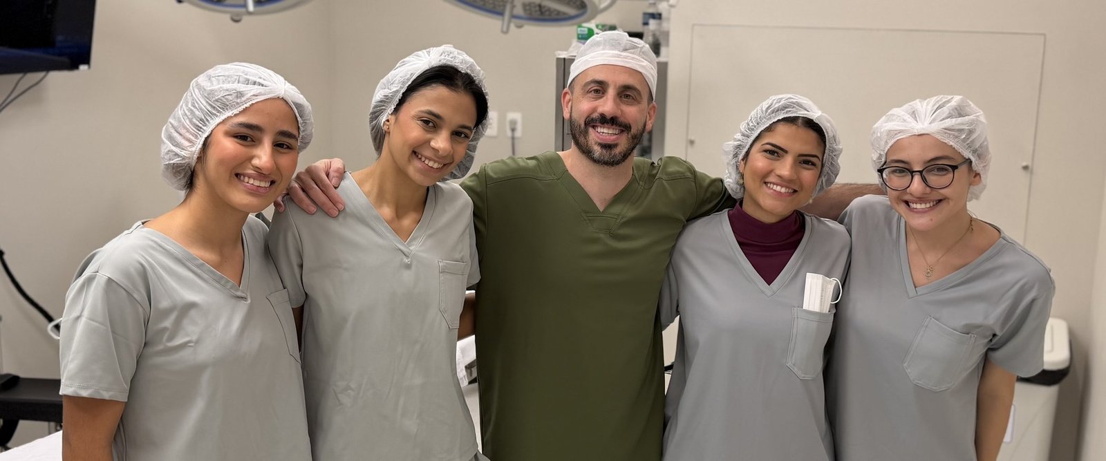 O Dr. Luiz Fernando Carvalho com a equipe da Baby Center no centro cirúrgico.